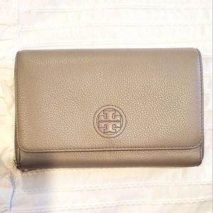 Tory Burch Bombe Wallet Crossbody in Taupe